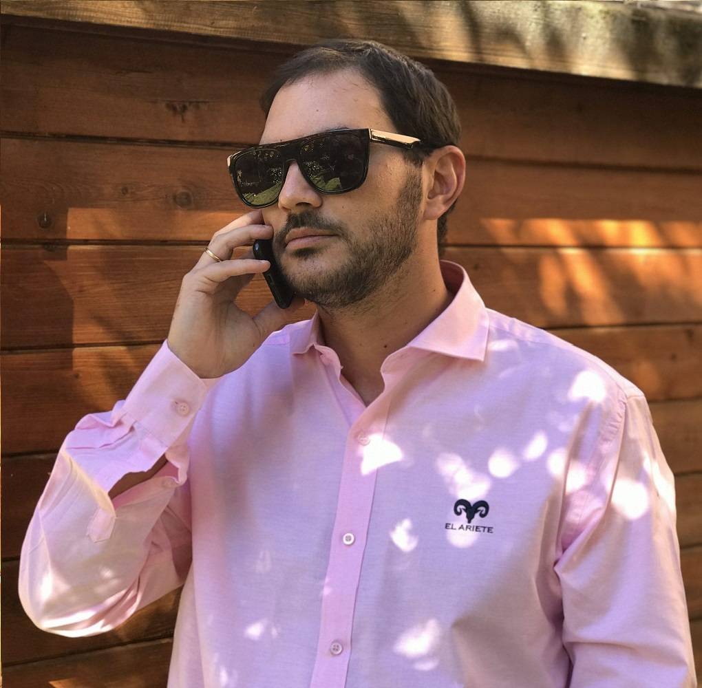 tubo Anuncio sello Cómo combinar una camisa rosa para hombre? - EL ARIETE MODA